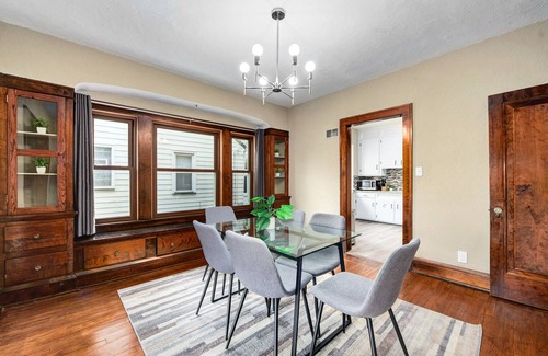 Cleveland Apartment | Bohemian Retreat ~ 15 min to Downtown~ 8 min to Cleveland Clinic