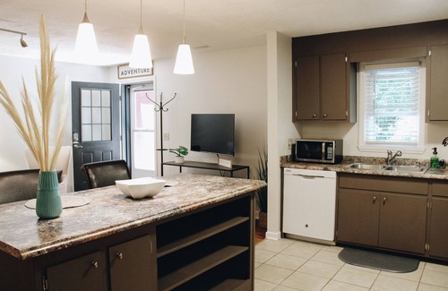 Floyd Apartment | Boho 2 bedroom in downtown Floyd, VA-Golden Maple