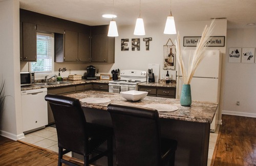 Floyd Apartment | Boho 2 bedroom in downtown Floyd, VA-Golden Maple