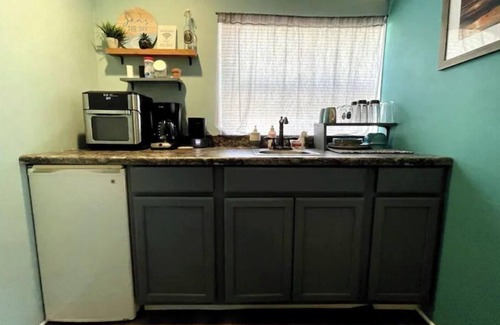 St. Petersburg - Clearwater House | Boho Bungalow! Guesthouse near Downtown & Beaches!