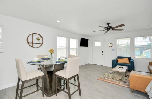Galveston Apartment | Boho By The Beach Sleeps 4 Near UMTB Wifi Parking