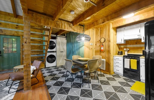 Gatlinburg - Pigeon Forge Cabin | Boho Chic Log Cabin FOX AT BLUFF CREEK