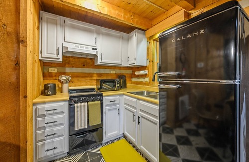 Gatlinburg - Pigeon Forge Cabin | Boho Chic Log Cabin FOX AT BLUFF CREEK
