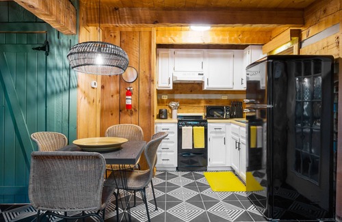 Gatlinburg - Pigeon Forge Cabin | Boho Chic Log Cabin FOX AT BLUFF CREEK