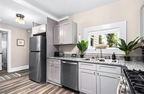 Atlanta House | Boho Chic: Luxury Short-Term Rental in Atlanta | Pet-Friendly 3BR Near Downtown