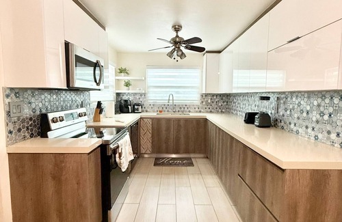 Miami Shores House | Boho Haven Home w/Pool Table/Yard/8PPL/Free Parking