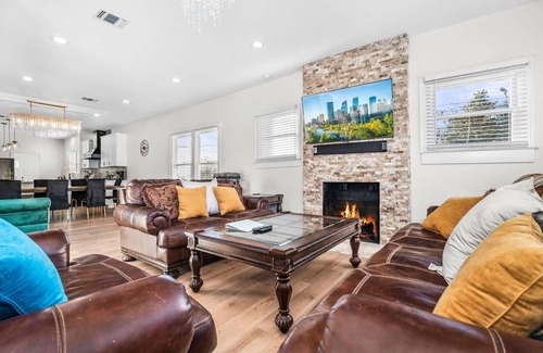 Eastside Promise Neighborhood House | Bold Bright 4BR 3 5full Baths Near Riverwalk Dtown