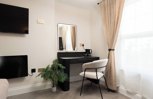Hope Street Apartment | Bold St | Top Floor Retreat | Vanity & Essentials