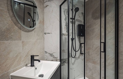 Hope Street Apartment | Bold St | Top Floor Retreat | Vanity & Essentials