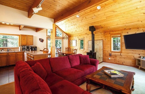 Truckee Cabin | Bolzano Retreat | Traeger BBQ, Deck & Workspace!