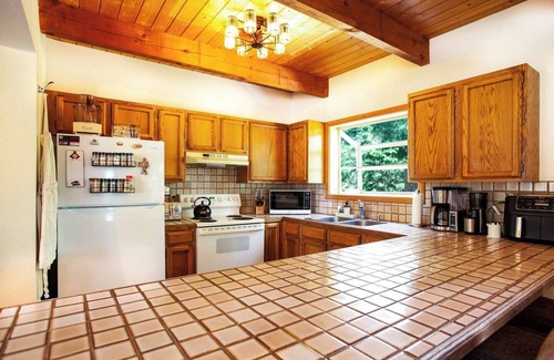 Truckee Cabin | Bolzano Retreat | Traeger BBQ, Deck & Workspace!