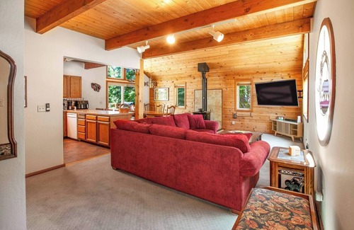 Truckee Cabin | Bolzano Retreat | Traeger BBQ, Deck & Workspace!