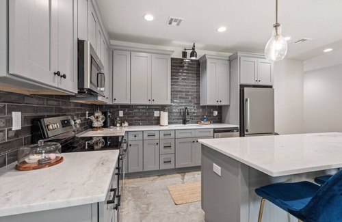 Lafayette House | Bon Temps House*2 KING Beds*Sleeps 6*Book Now!