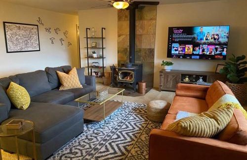 Oakhurst Ski Chalet | Bonanza Chalet - Views / Hot Tub / Great Location