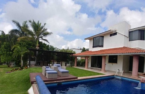 Lomas de Cocoyoc House | Bonita casa con amplio jardín y terraza