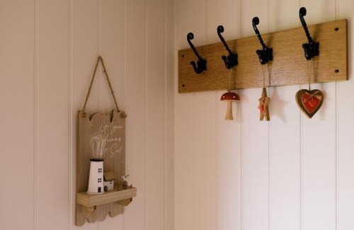 Bottesford House | Bonnie's Shepherd's Hut - Wellness & Hot Tub