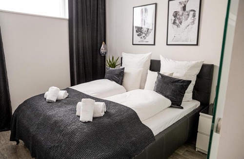 Passau Apartment | BONNYSTAY l Modern l Zentral l Work Space l Kitchen l Smart TV l WLAN