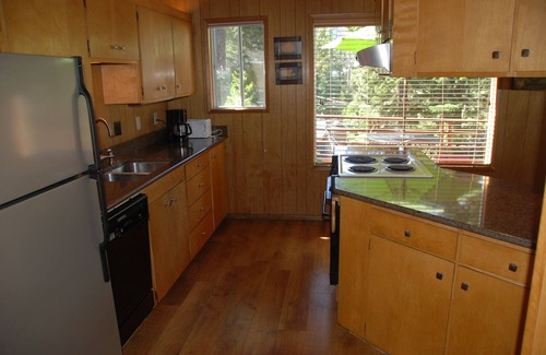 Chamberlands House | Book 2025-26 three-month ski lease today! Driveway snow plow included! Dog ok!