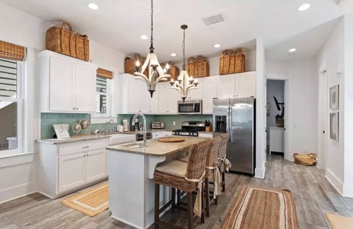 Sunnyside House | Book for Fall! - Luxurious 4bd Home - Quiet Beach, beach service - Huge Porches