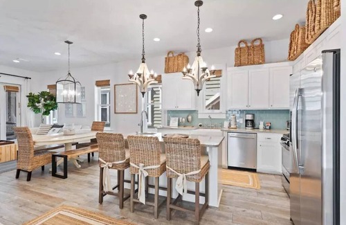 Sunnyside House | Book for Fall! - Luxurious 4bd Home - Quiet Beach, beach service - Huge Porches