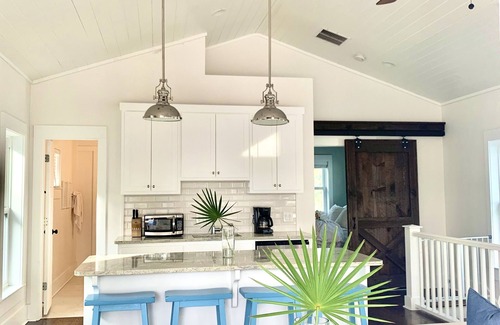 Sunnyside House | Book for Fall! - Luxurious 4bd Home - Quiet Beach, beach service - Huge Porches