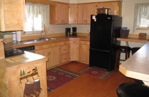 West Yellowstone House | Book now for your Winter Wonderland stay! Have fun in the Snow! & Yellowstone!
