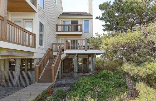 Fenwick Island House | BOOK OPEN JULY WEEKS BEFORE MAY 1 AND GET 10% OFF! Free Golf at Bear Trap Dunes and MORE! Recently remodeled and redecorated located on the Ocean Front.