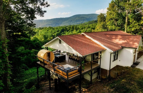 Fairview House | Book Sep & Oct Now! Epic Views! Heated Pool! Sauna