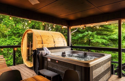 Fairview House | Book Sep & Oct Now! Epic Views! Heated Pool! Sauna