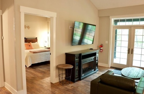 Willoughby Hills Apartment | Book The Entire Carriage House Inn for your party of up to 40 people!