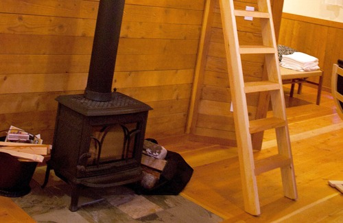 Ashland Cabin | BookStayHop - #1B Soda Mountain ~ Green Springs Cabins ~ Jacuzzi Tub~ Kitchen~
