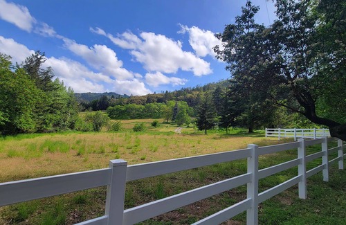 Talent Apartment | BookStayHop - Crescent Moon Studio ~With Outdoor Space and Mountain Views!