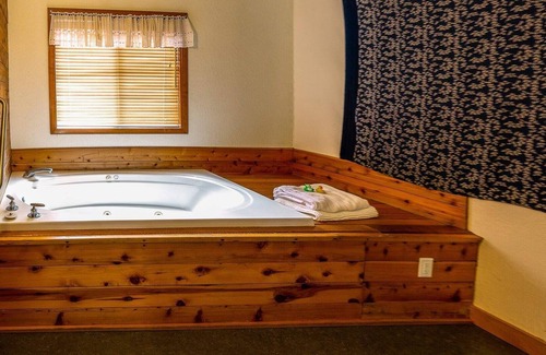 Ashland House | BookStayHop - Green Springs Inn Compound ~ Sleeps 8 ~Jacuzzi