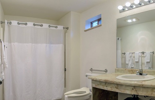 Ashland House | BookStayHop - Green Springs Inn Compound ~ Sleeps 8 ~Jacuzzi