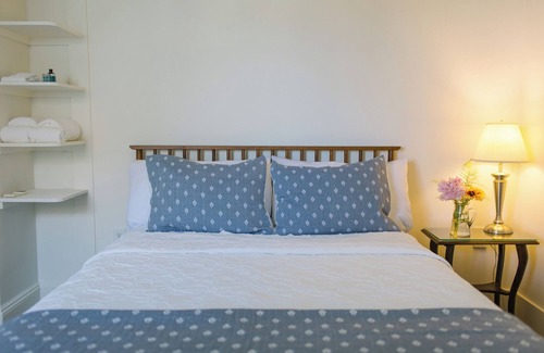 Boothbay Harbor Hotel | Boothbay Harbor - Ocean Mist Hideaway - Room 16 at Admirals Quarters