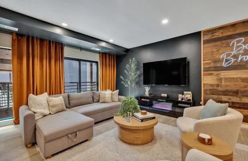 Downtown Nashville Apartment | Boots on Broadway in Downtown Nashville with Parking, Pool, Gym