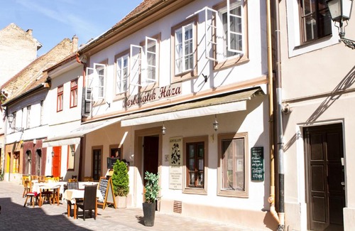 Gyor House | Borbarátok Háza