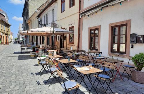 Gyor House | Borbarátok Háza