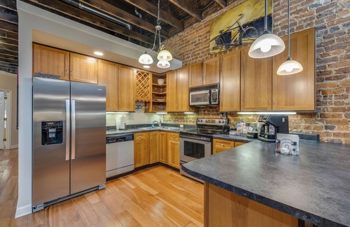 Bristol Apartment | BordertownLoft In heart of Downtown-KingBed,Walk