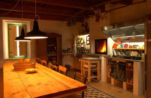 Strongoli House | BORGO PETELIA, Casa Centro, Antica abitazione calabrese con giardino, ristrutturata
