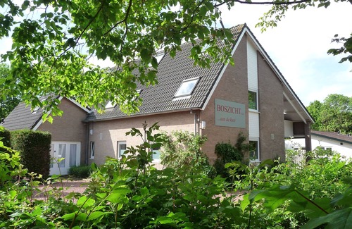 Oostkapelle House | Boszicht 3 aan de Kust luxury apartment 4 adults and 1 children. Beach 800 mtr