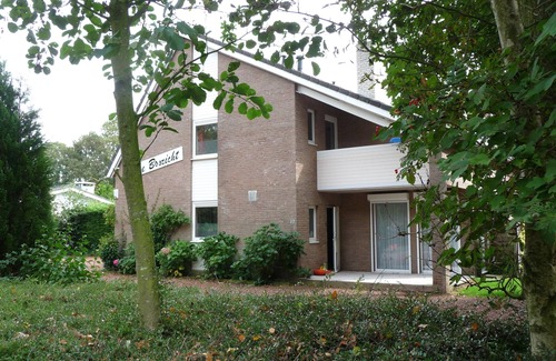 Oostkapelle House | Boszicht 3 aan de Kust luxury apartment 4 adults and 1 children. Beach 800 mtr