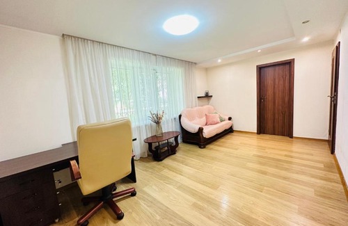 Dzerzhyns'kyi District Apartment | Botanical Garden Apartment