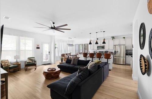 Knollwood On The Colorado River House | Botanist`s Retreat - High Land Haven