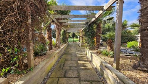 Kingsgate House | Botany Bay Beach House - Heated Pool & Sea Views