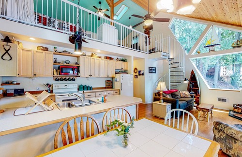 Sagle Cabin | Bottle Bay Bungalow | Lakefront cabin in Sagle with dock and wood stove