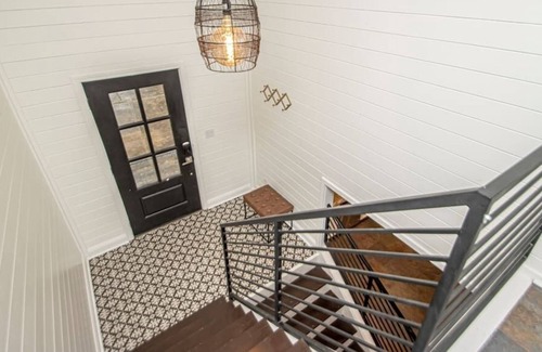 Rockwell House | Boujee · Lake Hamilton Vacation Home 3BR/3BA Sunny Deck Furnishings
