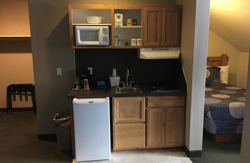 Donnelly Hotel | Boulder Creek Inn