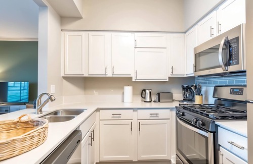 Willow Run Apartment | Boulevard Stays Relaxing King Suite 1BR with Pool, Gym & Parking