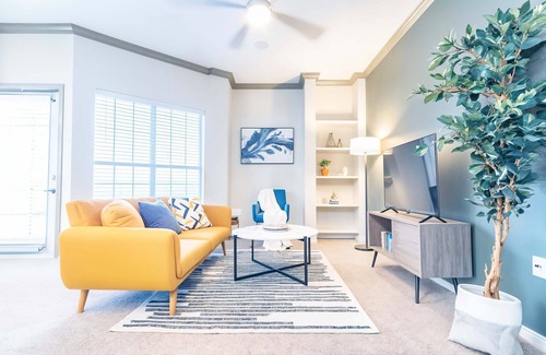 Willow Run Apartment | Boulevard Stays Relaxing King Suite 1BR with Pool, Gym & Parking